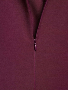 Détail du tissu bordeaux de la robe avec fermeture éclair invisible et curseur en goutte