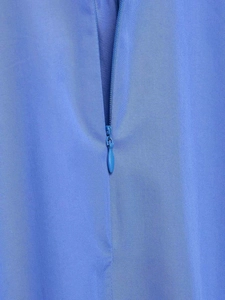 Nahaufnahme eines verdeckten Reißverschlusses an einem hellblauen Hemdenstoff