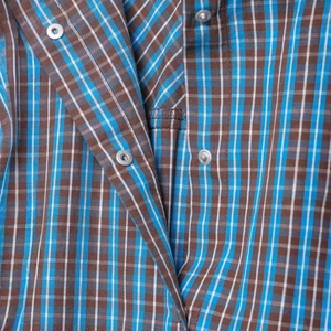 Robe d'été courte à carreaux bleus et marrons avec boutons pressions métalliques