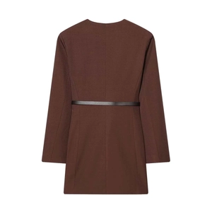 Robe blazer croisée marron foncé avec ceinture noire sur fond blanc pour un look chic