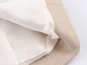 Dettaglio della trama del tessuto beige e delle cuciture della fodera del blazer