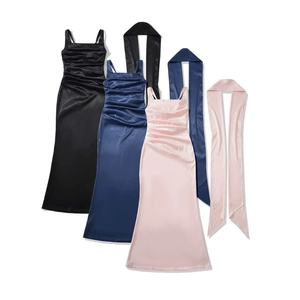 Eleganti abiti sottoveste in raso con drappeggio e sciarpe abbinate in nero, blu e rosa