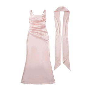 Abito lungo a corsetto in raso rosa con scialle abbinato e taglio a sirena