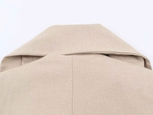 Dettaglio del blazer kaki chiaro con trama in saia fine e risvolto classico
