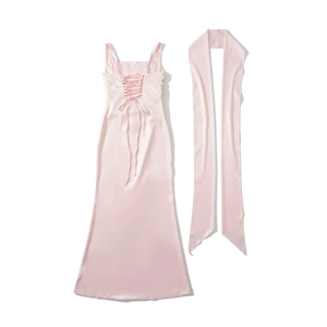 Dettaglio del vestito in raso rosa con lacci a corsetto sul retro e sciarpa abbinata