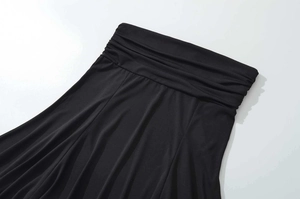 Detail van zwarte rok met ingewikkeld geplooid tailleontwerp en modal stoftextuur