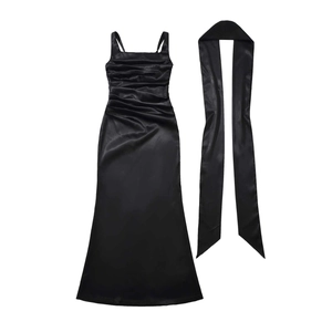 Elegante abito sottoveste in raso nero con stecche e set di sciarpa abbinata