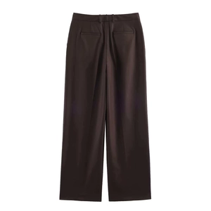 Vue arrière du pantalon large marron foncé à taille haute avec poches arrière doubles