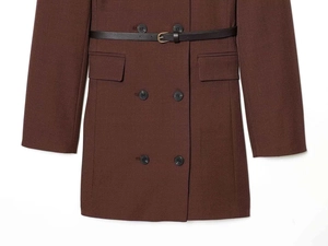 Détail de la robe marron chocolat à double boutonnage avec boutons noirs et ceinture fine
