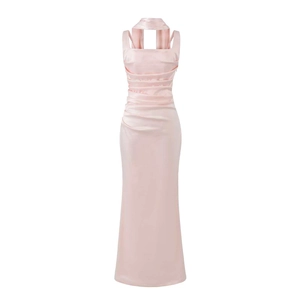 Dettaglio dell'abito in raso rosa chiaro con stecche stile corsetto e scollo all'americana
