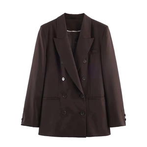 Blazer croisé classique marron foncé pour femme avec une coupe ajustée et un look professionnel