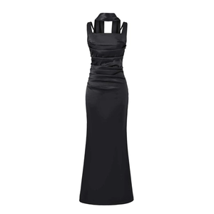 Dettaglio dell'abito lungo in raso nero con scollo all'americana ed eleganti pieghe orizzontali