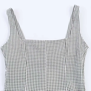 Détail d'une robe à carreaux vichy noir et blanc avec larges bretelles et fermeture éclair invisible