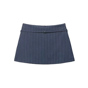 Mini-jupe ligne A classique à fines rayures bleu marine avec boucle en métal argenté