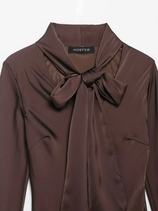 Vue détaillée d'une blouse en satin marron foncé avec col à nouer et étiquette