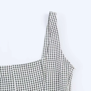 Détail de robe vichy noir et blanc avec fines bretelles et fermeture éclair invisible