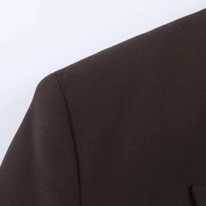 Gros plan détaillé de la couture d'épaule et de la texture du tissu du blazer marron foncé