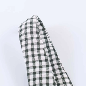 Détail du tissu à carreaux vichy noir et blanc avec coutures raffinées et texture
