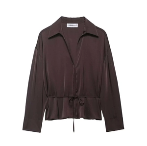 Détails d'une chemise en satin marron foncé avec col en V et ceinture réglable à la taille