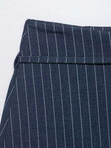 Détail de la taille de jupe bleu marine à rayures avec ceinture et couture nette