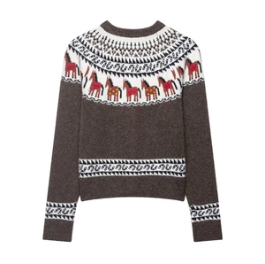 Détail du pull en tricot Fair Isle avec motifs de chevaux et textures ethniques