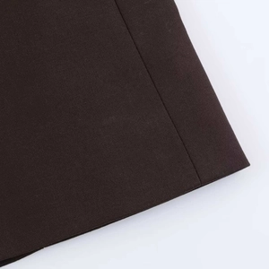 Détail d'un tissu de costume marron haut de gamme avec coutures fines et ourlet lisse