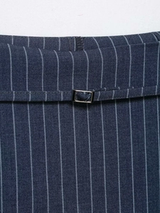 Détail de la jupe à rayures bleu marine avec ceinture assortie et boucle métallique