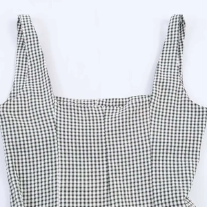 Vue détaillée du motif vichy noir et blanc et de l'encolure à larges bretelles