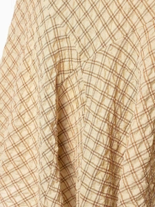 Gros plan sur la texture du tissu seersucker à carreaux jaunes de la robe