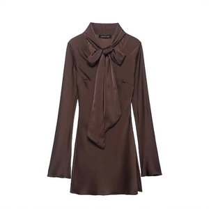 Robe Courte Élégante en Satin pour Femmes Col Cravate Manches Longues Coupe Ajustée Marron Foncé Minimaliste Été Automne