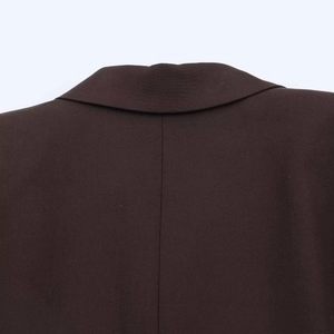 Vue détaillée du col arrière et des coutures d'épaule d'un blazer marron foncé de qualité