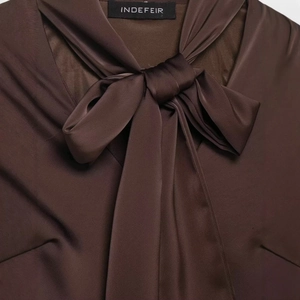 Robe en satin marron foncé élégante avec un col à nœud et une texture soyeuse chic