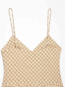 Détail de la robe à carreaux beige avec fines bretelles et design d'encolure en V