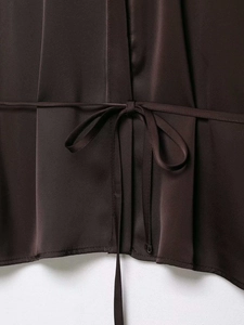 Détails de la chemise en satin chocolat avec ceinture nouée pour une taille cintrée