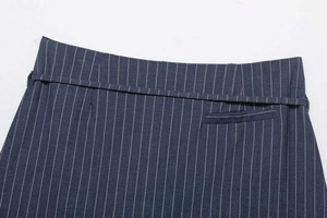 Détail de la taille d'une jupe bleu marine à fines rayures avec ceinture et poche