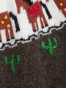Gros plan sur maille jacquard avec motifs animaux et détails des fibres de laine