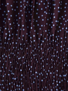 Détail de la finition élastique smockée sur une blouse marron à pois avec manches bouffantes