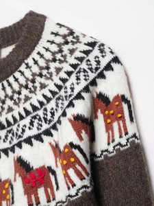 Détail du pull en maille Fair Isle avec motif jacquard de cheval et broderie texturée