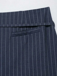 Détail de la jupe à rayures bleu marine avec ceinture fine et poche passepoilée nette