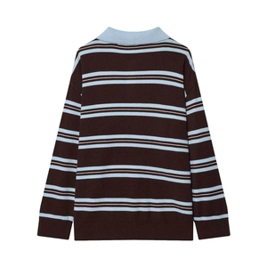 Dettaglio del retro di questo maglione polo a righe con colletto a coste e spalle scese