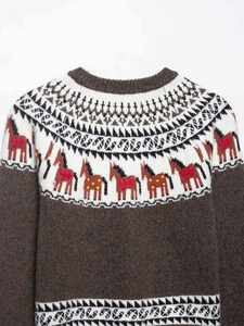 Détail du motif jacquard Fair Isle avec des chevaux sur ce gilet en maille
