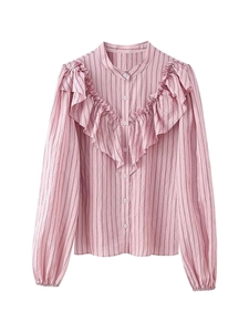 Détail de la chemise rayée rose avec volants élégants et col montant sophistiqué