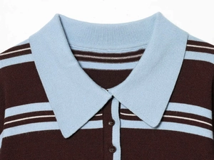 Dettaglio del colletto a polo e delle strisce blu sul maglione di maglia marrone