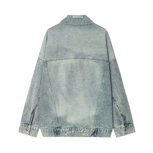Giacca di jeans vintage azzurro stile oversize con spalle scese e dettagli invecchiati