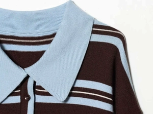 Dettaglio del colletto a polo in maglia a coste con strisce marroni e blu e bottone
