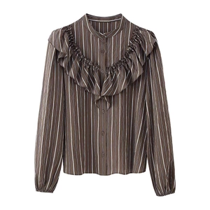 Chemise à manches longues rayée marron et blanc avec détails de volants décoratifs