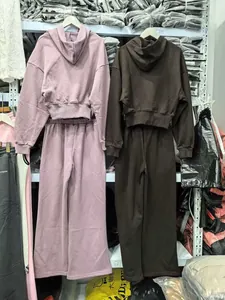 Dettaglio del set felpa con cappuccio e pantaloni a gamba larga rosa antico e caffè