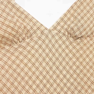 Robe à carreaux beige et marron minimaliste avec texture seersucker et col en V élégant