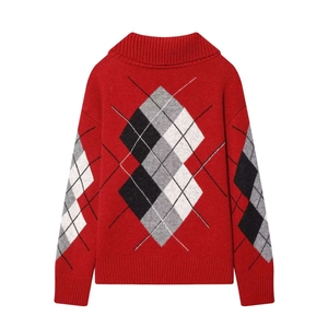 Detailansicht eines roten Strickpullovers mit Rautenmuster und gerippten Bündchen
