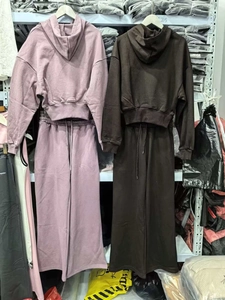 Dettaglio di un set casual con felpa con cappuccio e pantaloni a gamba larga